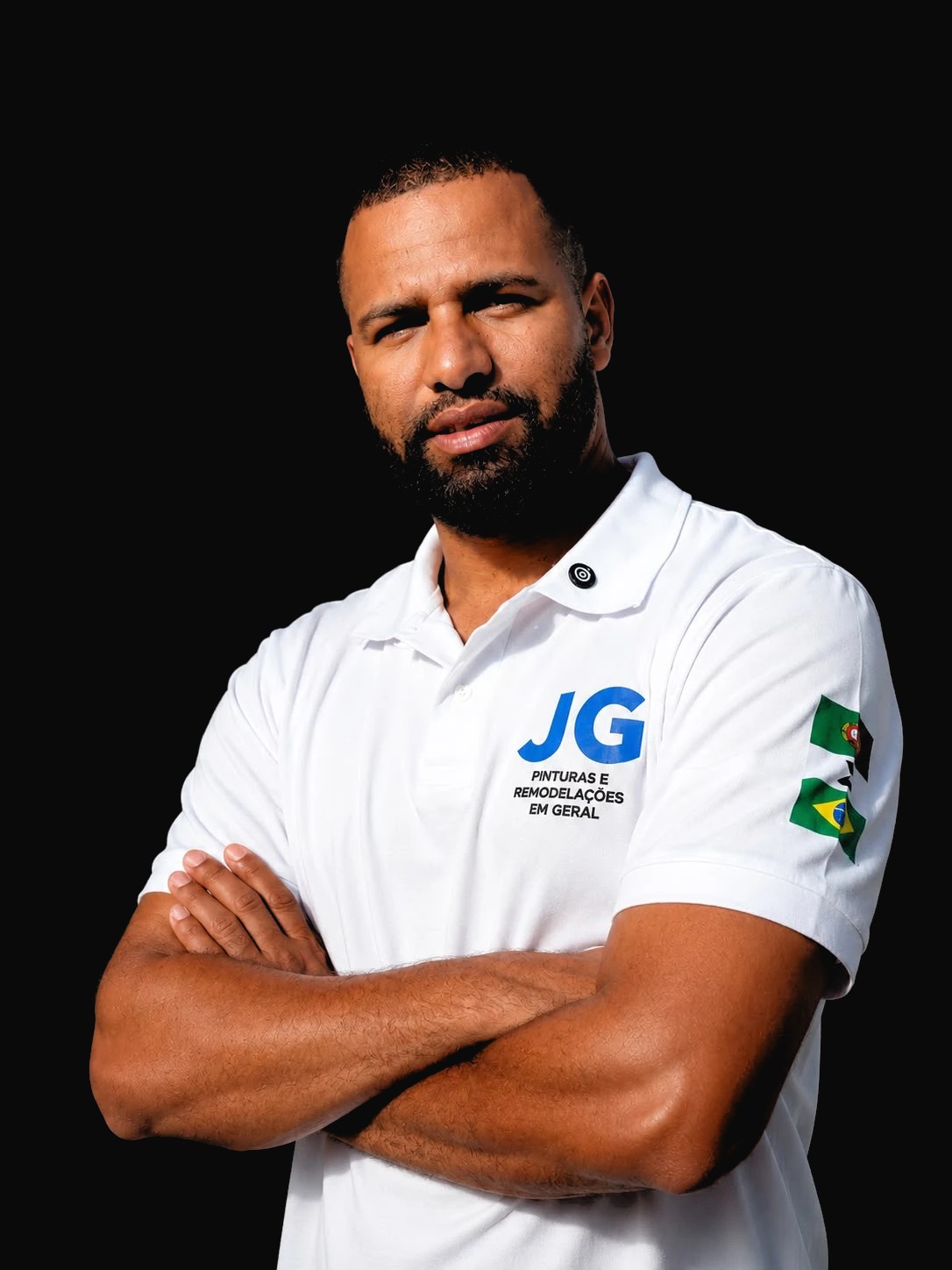 Gleidison Freitas, responsável da JG Pinturas e Remodelações, de polo branco com o logótipo da empresa